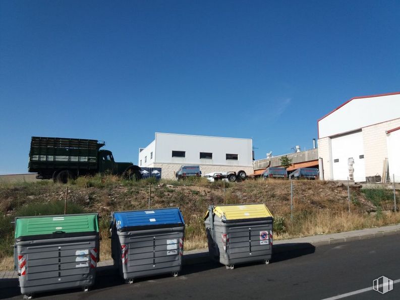 Land for sale at Polígono Industrial El Cerro, Segovia, 40006 with sky, building, plant, motor vehicle, vehicle, road surface, asphalt, automotive tire, land lot and house around