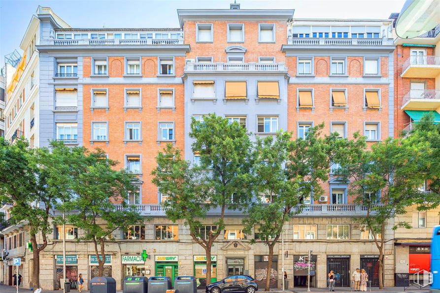 Local en alquiler en Calle Arcipreste de Hita, 14, Chamberí, Madrid, 28015 con coche, edificio, ventana, cielo, rueda, azul, árbol, diseño urbano, condominio y neumático alrededor