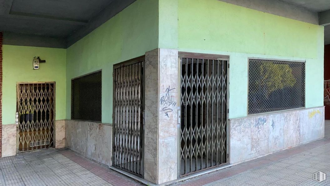 Retail for sale at Calle Cardenal González Mendoza, 3, Guadalajara, 19001 with door, window, fixture, building, wood, floor, composite material, real estate, facade and concrete around