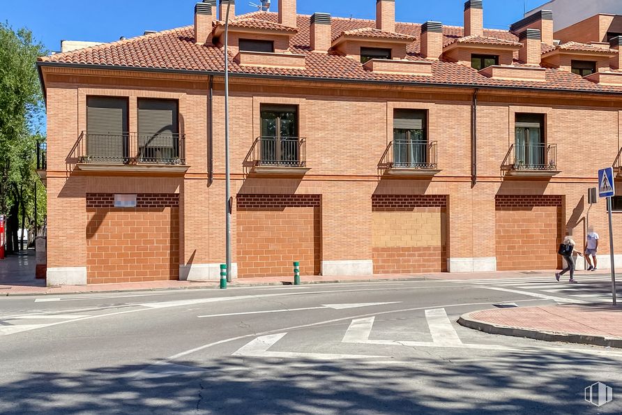 Local en alquiler en Paseo Val, 1, Alcalá de Henares, Madrid, 28804 con edificio, ventana, cielo, superficie de la carretera, madera, asfalto, ladrillo, barrio, zona residencial y puerta alrededor