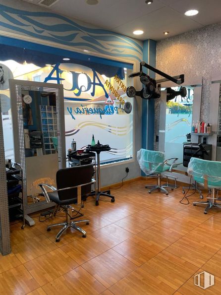 Retail for sale at Calle Fragua, Ontígola, Toledo, 45340 with chair and beauty salon around