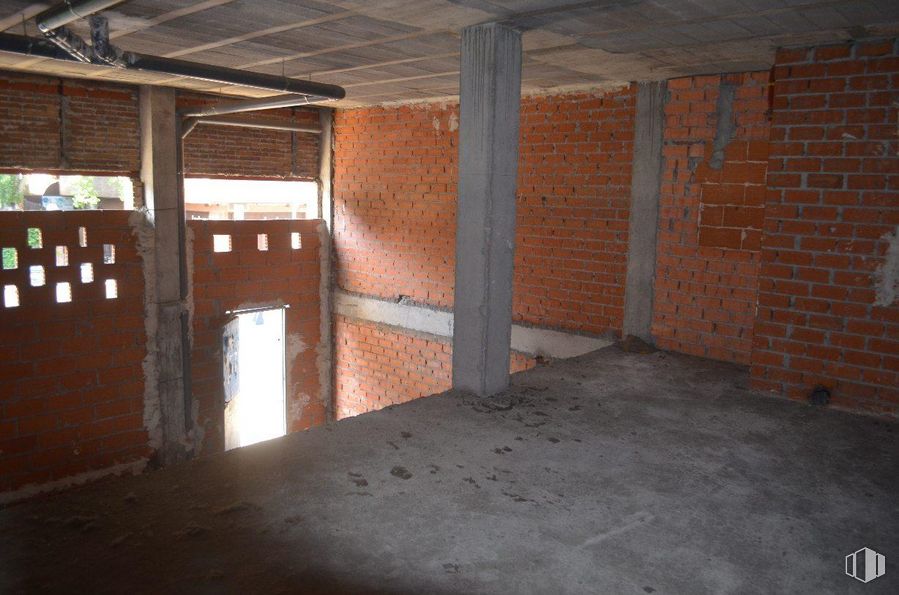 Retail for rent at Calle Real, Las Rozas de Madrid, Madrid, 28230 with wood, brickwork, brick, floor, flooring, building, wall, beam, house and hardwood around