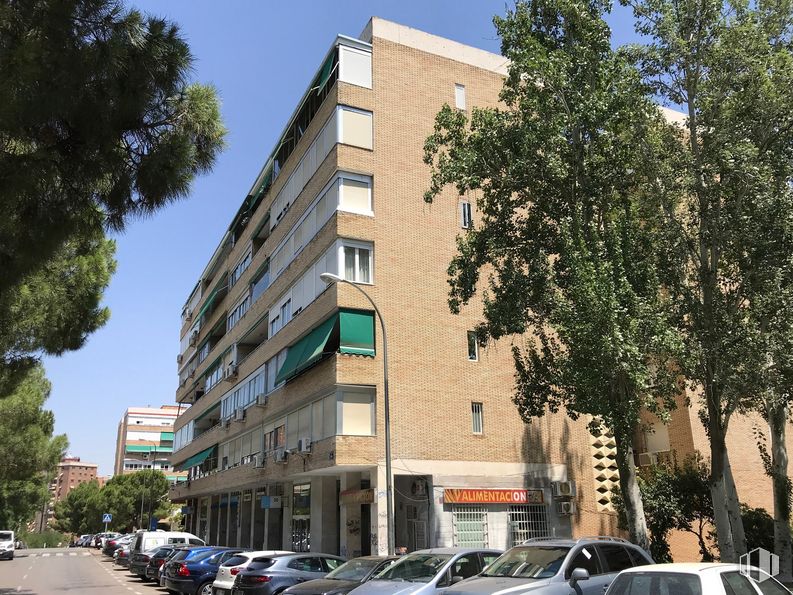 Local en venta en Calle Jazmín, Ciudad Lineal, Madrid, 28033 con edificio, coche, cielo, neumático, vehículo, ventana, rueda, árbol, exterior automotriz y barrio alrededor