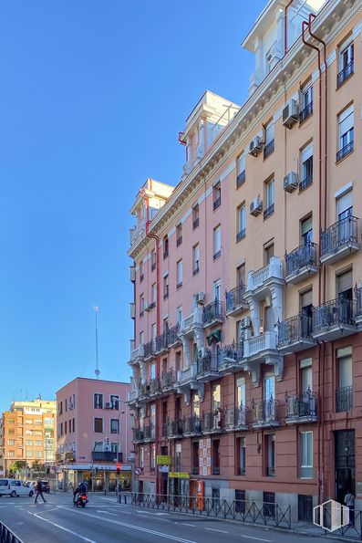 Local en venta en Calle Cartagena, 110, Chamartín, Madrid, 28002 con edificio, cielo, ventana, luz de la calle, condominio, diseño urbano, bloque de torre, barrio, área residencial y vía pública alrededor