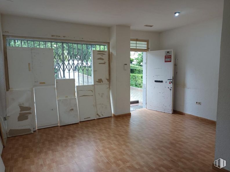 Local en alquiler en Calle Andorra, 11, Fuenlabrada, Madrid, 28943 con puerta, ventana, accesorio, edificio, madera, suelo, casa, hall, suelos y sombra alrededor