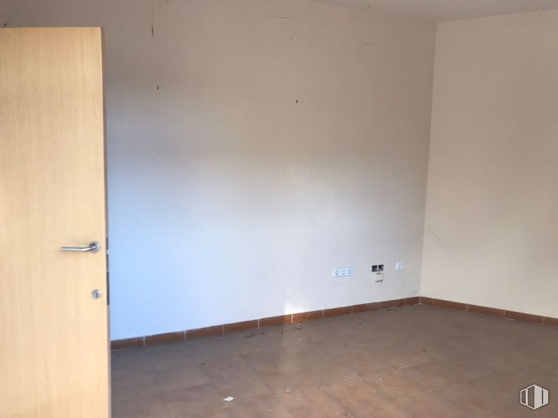 Local en alquiler en Zona Viñas Viejas, Boadilla del Monte, Madrid, 28660 con puerta, madera, accesorio, suelos, suelo, pintura, edificio, tinte para madera, madera dura y material compuesto alrededor