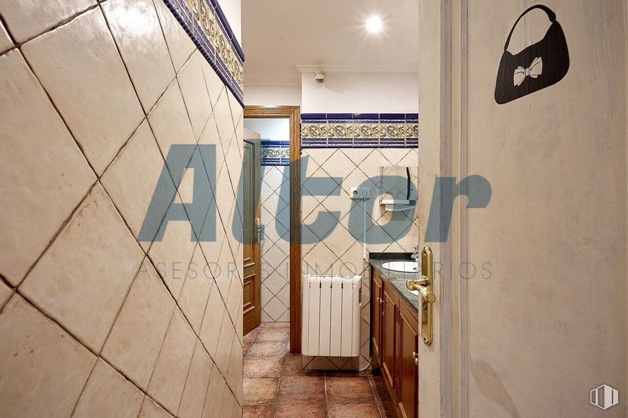 Local en venta en Zona Gaztambide, Chamberí, Madrid, 28015 con ebanistería, diseño de interiores, madera, suelo, puerta, piso, pared, fuente, inodoro y techo alrededor