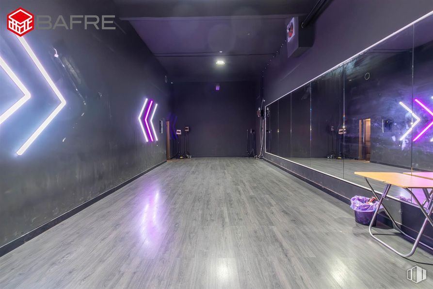 Retail for sale at Calle Isidra Jiménez, Usera, Madrid, 28026 with table, flooring, floor, ceiling, lighting, wood flooring, design, neon, visual effect lighting and light fixture around