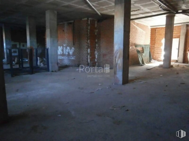 Retail for sale at Calle Agustín Rodríguez Sahagún, Ávila, 05003 with floor, wall, fixture, flooring, hall, composite material, city, building material, urban area and darkness around