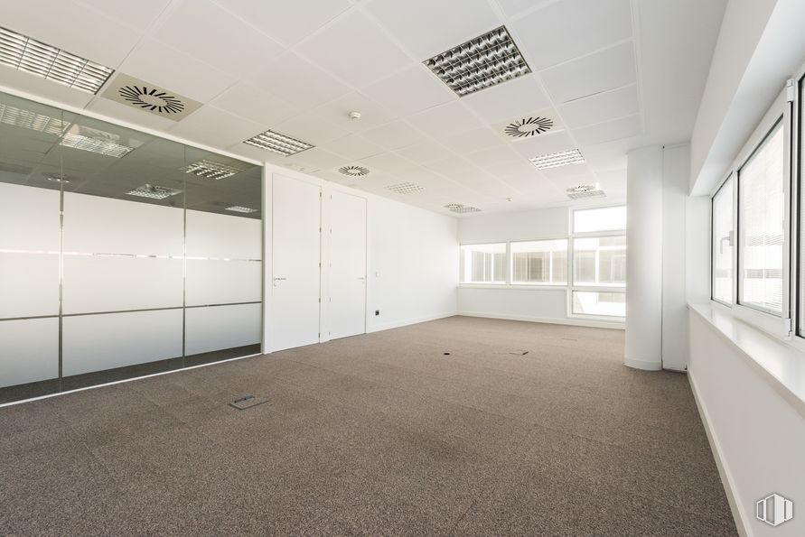 Oficina en alquiler en E 2, Calle Julián Camarillo, 29, San Blas - Canillejas, Madrid, 28037 con ventana, accesorio, edificio, piso, pavimento, pasillo, puerta, techo, material compuesto y vidrio alrededor