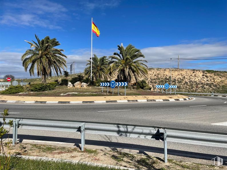 Land for sale at Calle Mártires, El Álamo, Madrid, 28607 with cloud, sky, plant, tree, flag, street light, road surface, arecales, asphalt and coastal and oceanic landforms around