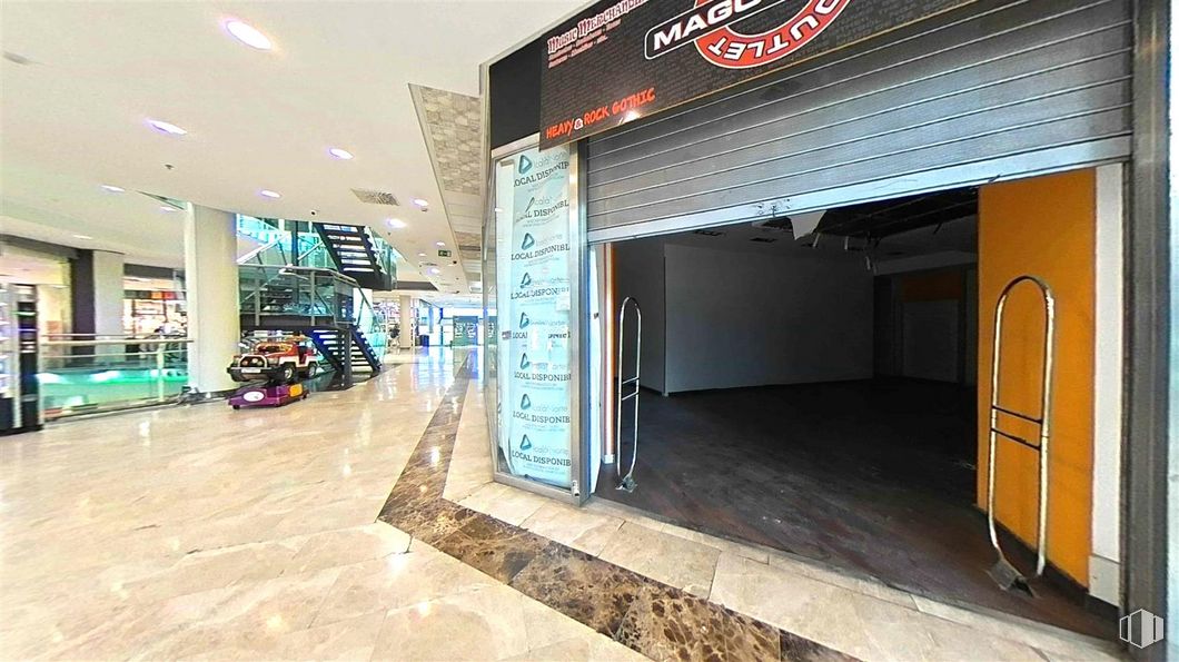 Retail for sale at Calle Alcalá, Ciudad Lineal, Madrid, 28017 with automotive parking light, automotive lighting, tire, building, flooring, facade, city, commercial building, automotive exterior and asphalt around