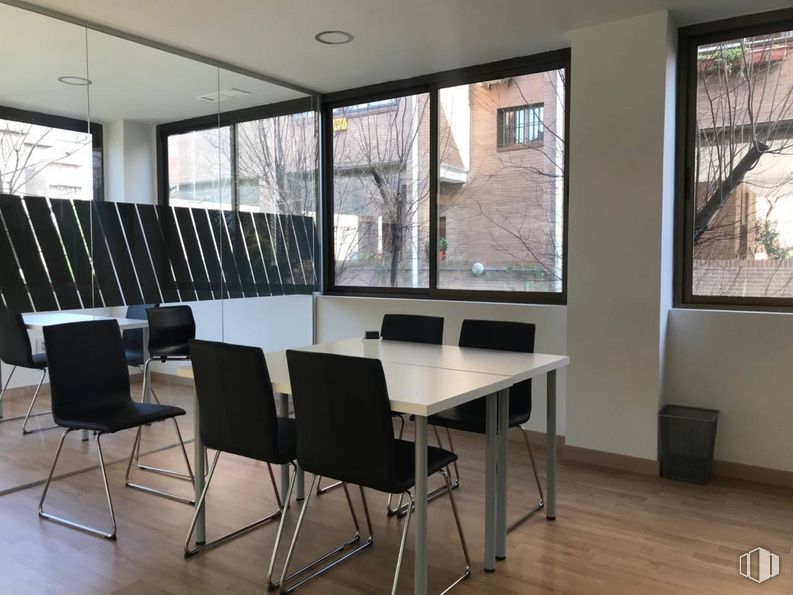 Oficina en alquiler en Calle Bueso Pineda, 7, Ciudad Lineal, Madrid, 28043 con silla, marco, mueble, mesa, propiedad, ventana, edificio, sombra, madera y pasillo alrededor