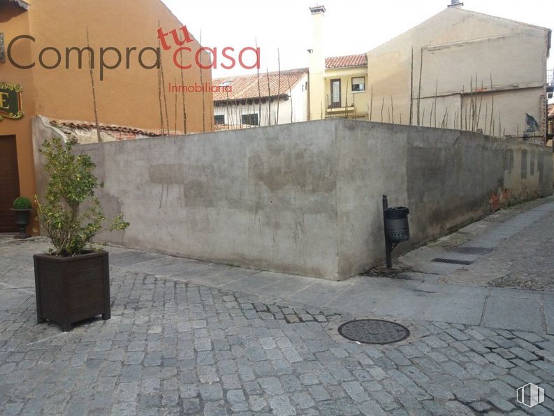 Land for sale at Casco histórico, Segovia, 40001 with houseplant, flowerpot, plant, road surface, asphalt, building, wall, flooring, gas and composite material around