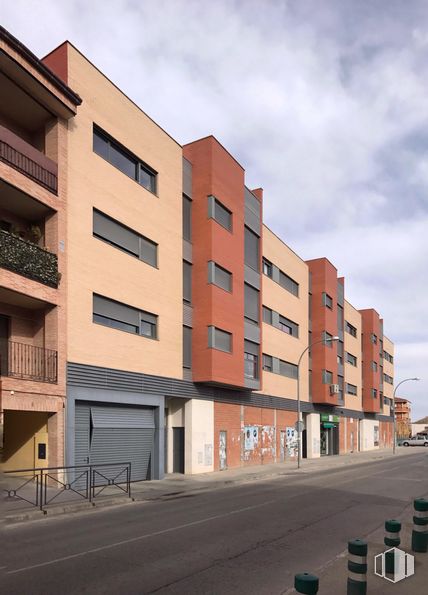 Retail for sale & for rent at Carretera Noblejas, 7, Ocaña, Toledo, 45300 with building, window, cloud, sky, urban design, street light, condominium, tower block, asphalt and wood around