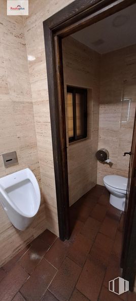 Retail for sale at Casco histórico, Segovia, 40003 with toilet, brown, plumbing fixture, bathroom, fixture, wood, building, floor, flooring and line around