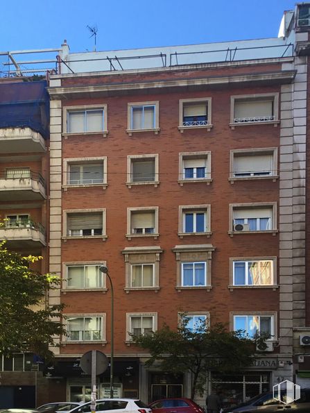 Oficina en alquiler en Calle Modesto Lafuente, 47, Chamberí, Madrid, 28003 con ventana, marrón, tiempo de día, propiedad, edificio, accesorio, azul, madera, enladrillado y planta alrededor