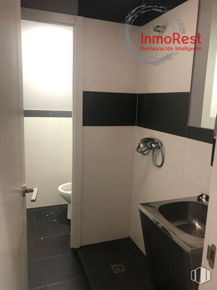 Retail for rent at Zona Arganda del Rey, Arganda del Rey, Madrid, 28500 with sink, bathroom, fixture, plumbing fixture, interior design, tap, floor, flooring, bathroom sink and material property around