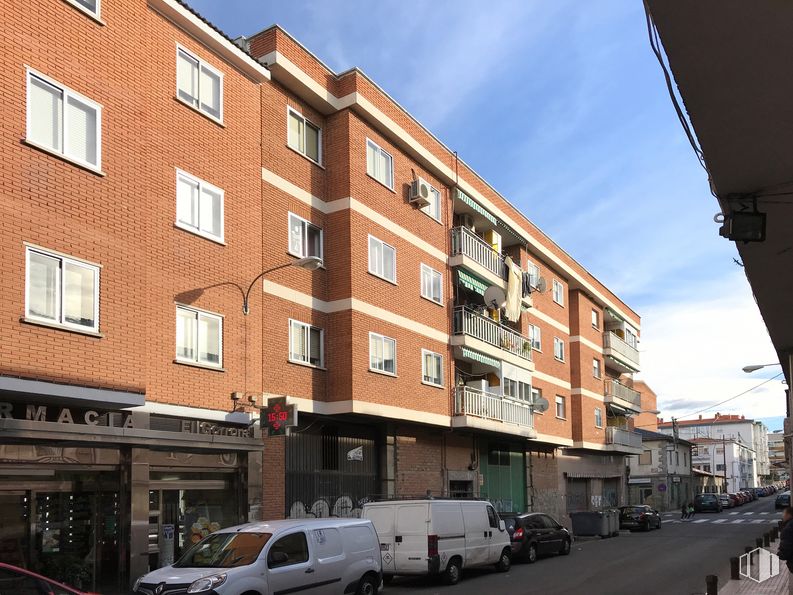 Local en alquiler y venta en Avenida Pardo Santallana, 4, Collado Villalba, Madrid, 28400 con camioneta, edificio, ventana, rueda, neumático, vehículo terrestre, coche, propiedad, vehículo y cielo alrededor