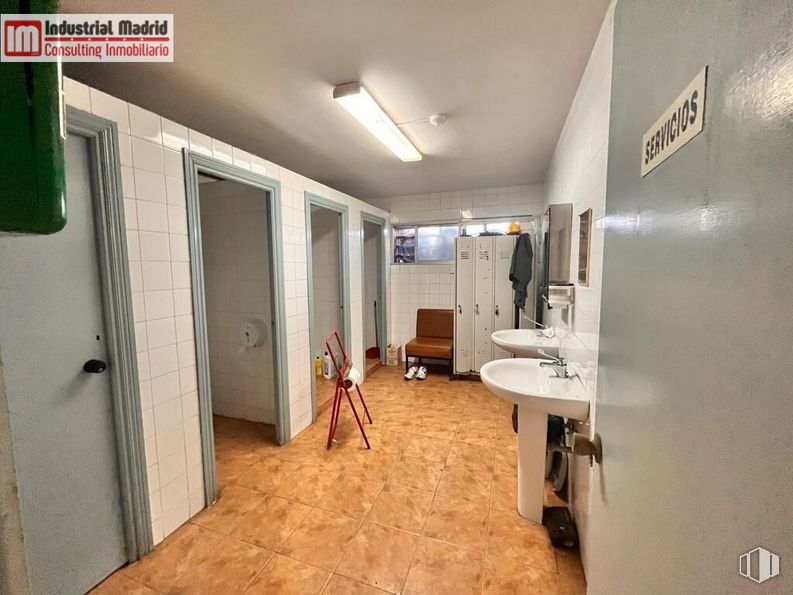 Industrial for sale at Polígono Industrial El Cañal, Arganda del Rey, Madrid, 28500 with lighting, sink, property, fixture, interior design, door, building, floor, flooring and house around