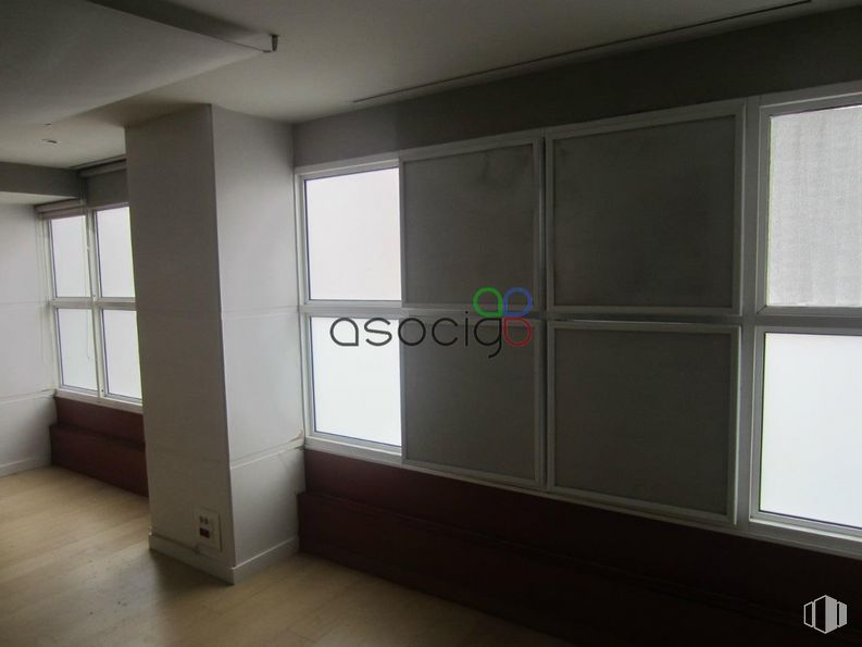 Retail for sale at Calle Cuba, Guadalajara, 19005 with window, cabinetry, building, fixture, wood, shade, floor, automotive exterior, door and flooring around