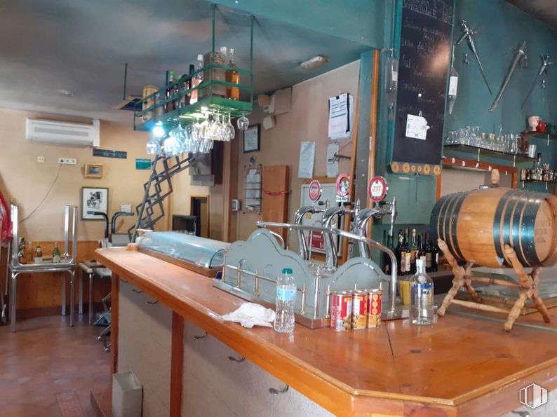 Local en venta en Zona Arguelles, Moncloa - Aravaca, Madrid, 28008 con alumbrado, mesa, barril, barware, botella, madera, edificio, máquina, madera dura y ingeniería alrededor