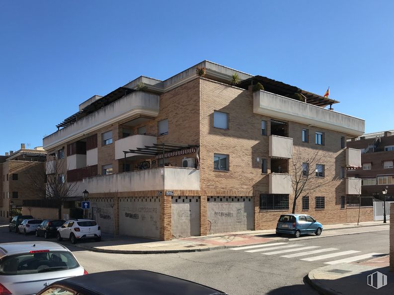 Retail for rent at Calle Fermín Cacho, 2, Brunete, Madrid, 28690 with car, building, sky, land vehicle, window, property, vehicle, wheel, tire and architecture around