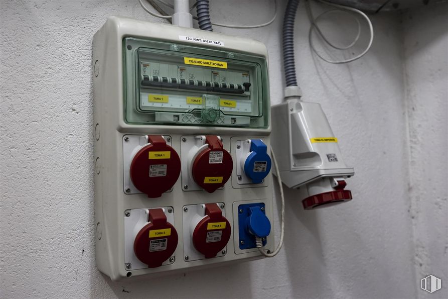 Industrial for sale at Zona empresarial, Arroyomolinos, Madrid, 28939 with technology, machine, control panel, electronics, electronic component, electrical supply, wire, electrical cable, measuring instrument and label around