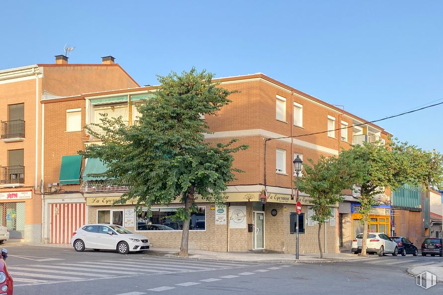 Retail for sale at Calle San Martín, 14, Pinto, Madrid, 28320 with car, building, wheel, land vehicle, sky, tire, property, window, infrastructure and vehicle around