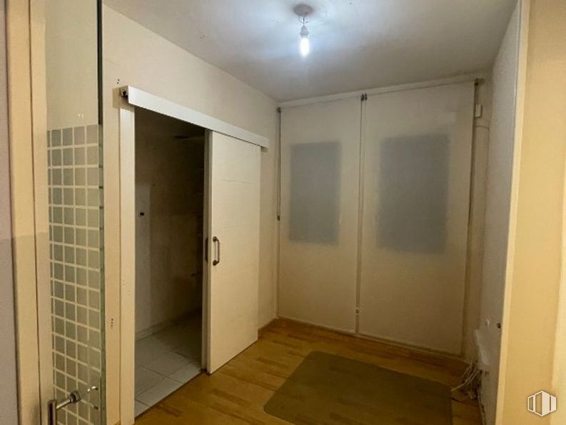 Oficina en alquiler en Zona Peñagrande, Fuencarral - El Pardo, Madrid, 28035 con armario, puerta, accesorio, madera, interiorismo, edificio, suelo, suelos, asa y inmobiliario alrededor