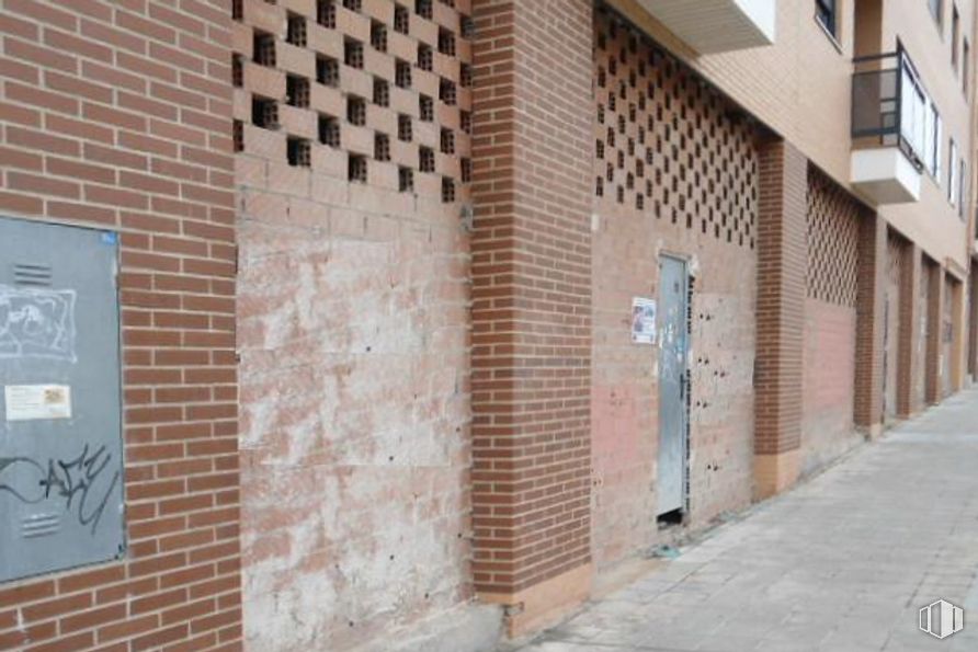 Retail for rent at Bulevar Clara Campoamor, Guadalajara, 19005 with building, wood, brickwork, brick, fixture, building material, road surface, font, real estate and facade around