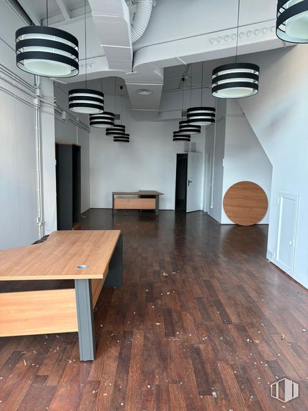 Nave en alquiler y venta en Zona Európolis, Las Rozas de Madrid, Madrid, 28230 con alumbrado, mesa, propiedad, madera, interiorismo, suelos, hall, suelo, diseño automovilístico y pared alrededor