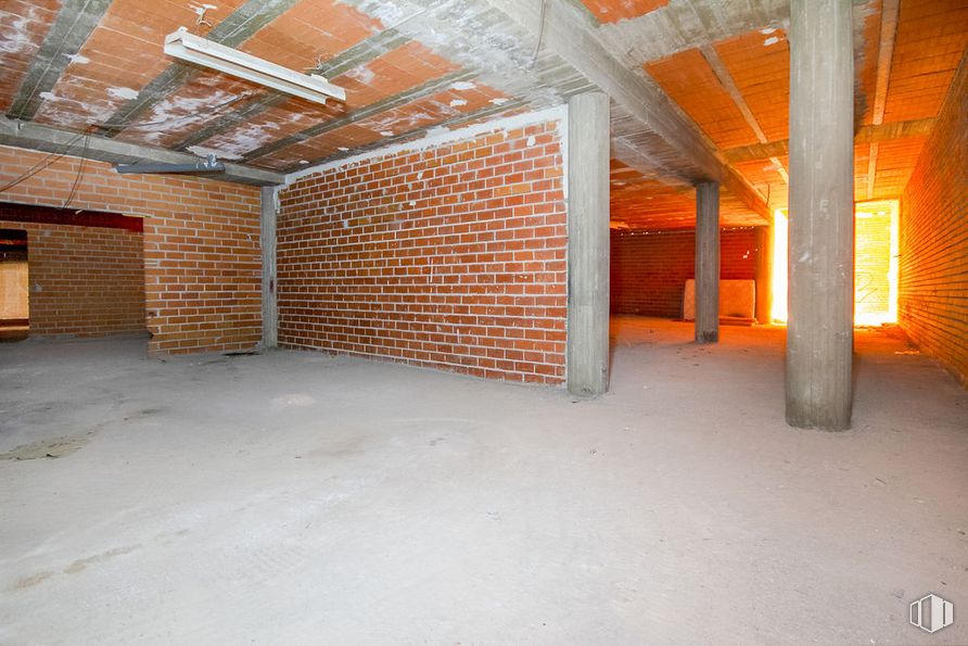 Retail for sale & for rent at Calle Santa Bárbara, Torrelaguna, Madrid, 28180 with building, wood, floor, hall, brick, flooring, brickwork, building material, composite material and ceiling around