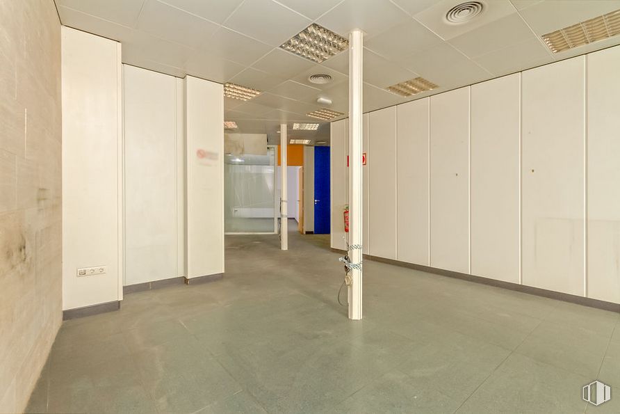 Local en alquiler y venta en Plaza Constitución, Galapagar, Madrid, 28260 con pavimentos, piso, accesorio, vidrio, espacio, techo, evento, pasillo, habitación y transparencia alrededor