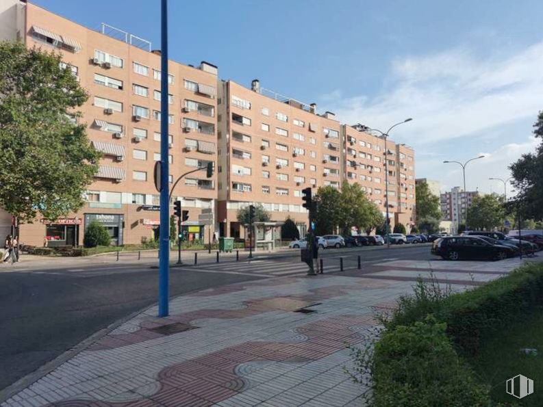 Retail for sale & for rent at Calle Parque Bujaruelo, Alcorcón, Madrid, 28924 with building, street light, plant, sky, window, cloud, infrastructure, road surface, tree and lighting around