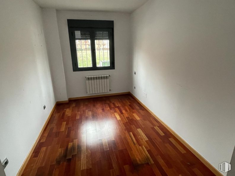 Office for sale at Calle Sabina, Yebes, Guadalajara, 19139 with window, flooring, floor, wood, wood flooring, brown, interior design, room, laminate flooring and apartment around