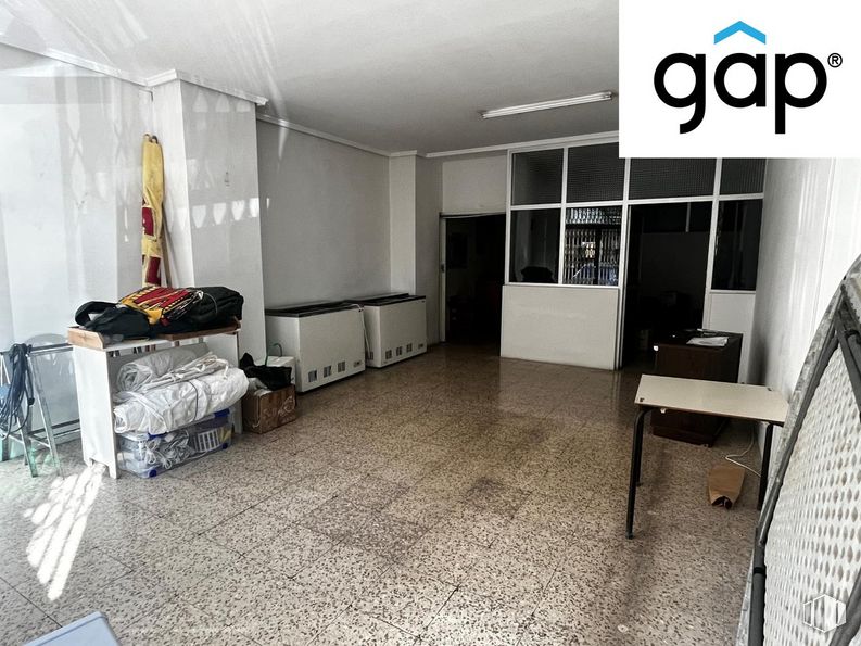 Retail for sale at Calle Princesa Zaida, Cuenca, 16002 with luggage & bags, table, packaged goods, property, furniture, building, interior design, living room, flooring and floor around