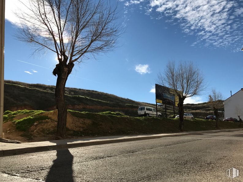 Suelo en venta en Carretera Villar del Olmo, 18, Campo Real, Madrid, 28510 con nube, cielo, planta, rama, paisaje natural, árbol, superficie de carretera, sombra, luz solar y asfalto alrededor