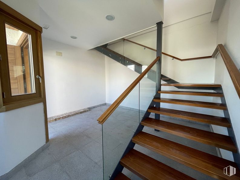 Nave en venta en Calle Anastasio Nieto, Collado Villalba, Madrid, 28400 con ventana, escaleras, accesorio, madera, edificio, suelos, suelo, casa, madera dura y tinte para madera alrededor