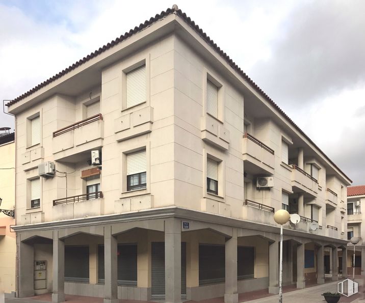 Retail for rent at Calle Mora, 4, Sonseca, Toledo, 45100 with building, window, cloud, sky, urban design, condominium, fixture, neighbourhood, material property and residential area around