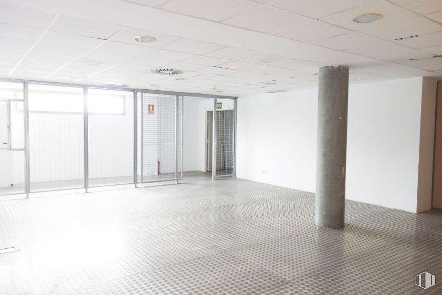 Oficina en venta en Zona Pinar Rozas, Las Rozas de Madrid, Madrid, 28290 con accesorio, pasillo, arquitectura, suelo, piso, pared, propiedad material, material compuesto, techo y vidrio alrededor