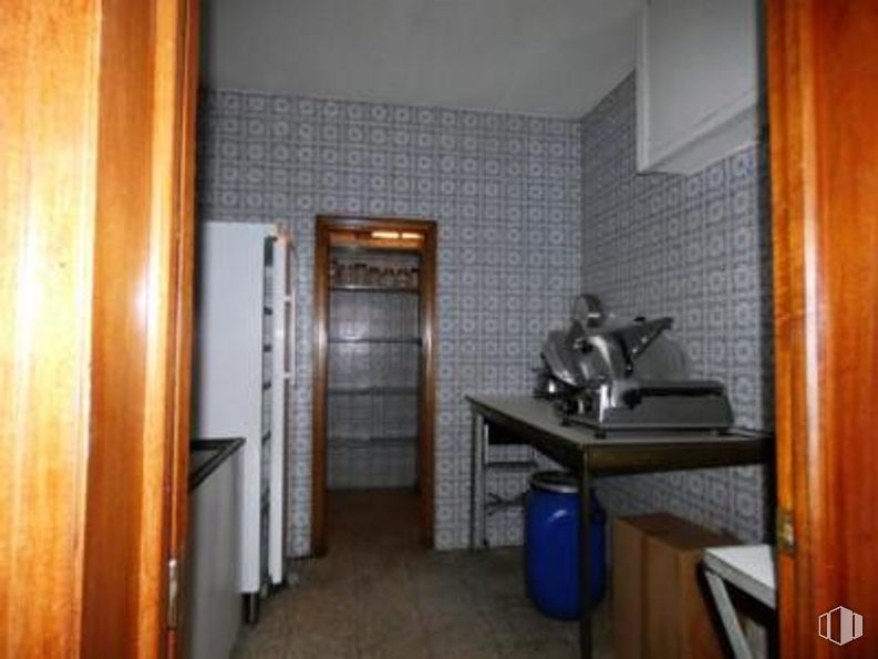 Local en venta en Calle Ceuta, Alcobendas, Madrid, 28100 con mesa, edificio, madera, casa, piso, pavimentos, pared, madera, puerta y tinte para madera alrededor