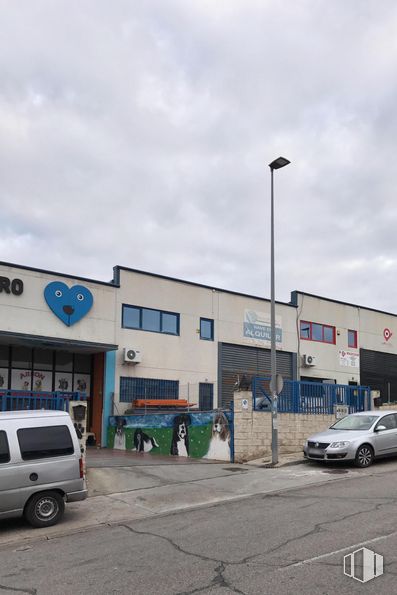 Industrial for sale at Calle Joaquin Sorolla, Rivas-Vaciamadrid, Madrid, 28529 with car, automotive exterior, automotive parking light, automotive tail & brake light, family car, automotive wheel system, parking, luxury vehicle, executive car and car door around