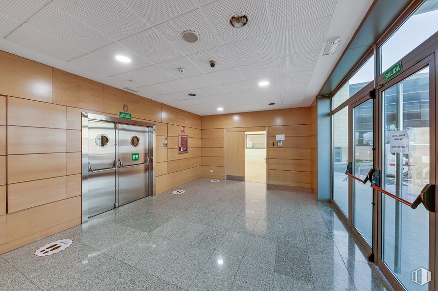 Office for rent at Edificio Alcor Plaza, Avenida Europa, 2, Alcorcón, Madrid, 28922 with refrigerator, property, door, fixture, building, hall, interior design, architecture, floor and flooring around