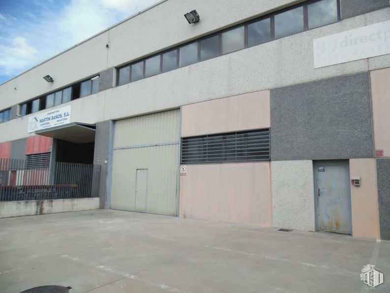 Nave en venta en Calle Bronce, 20, Torrejón de Ardoz, Madrid, 28850 con puerta, edificio, ventana, cielo, accesorio, nube, material compuesto, fachada, asfalto y edificio comercial alrededor