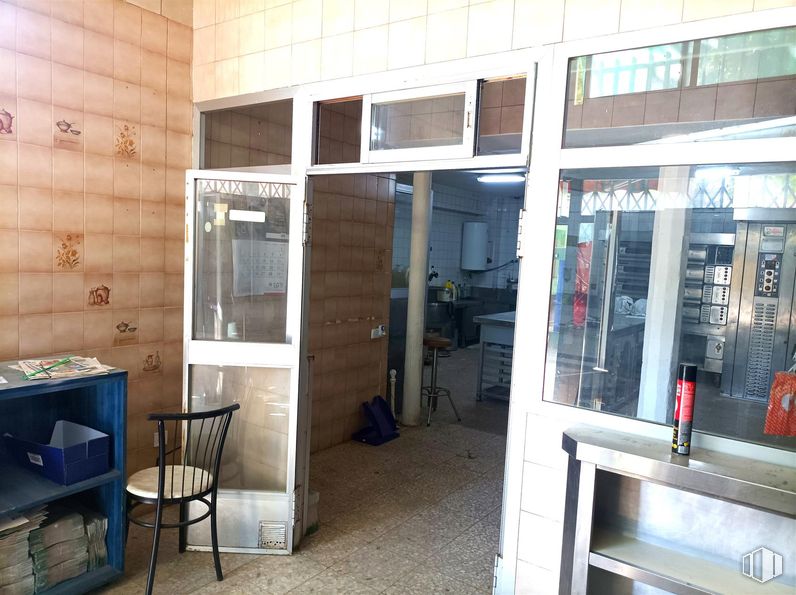 Retail for sale & for rent at Zona El Carrascal, Leganés, Madrid, 28916 with chair, door, fixture, wood, interior design, building, floor, window, automotive exterior and flooring around