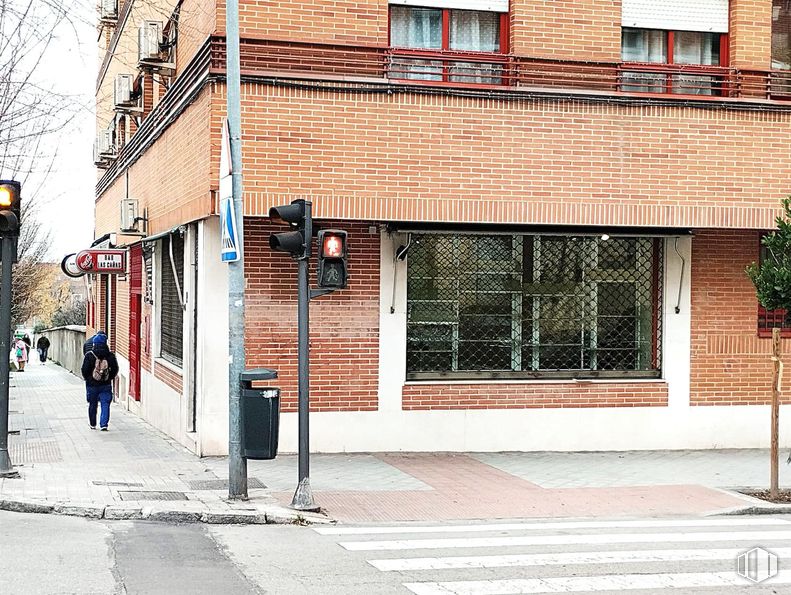 Retail for rent at Avenida Plaza Toros, 61, Aranjuez, Madrid, 28300 with window, road surface, town, neighbourhood, street, sidewalk, urban design, brick, brickwork and mixed-use around