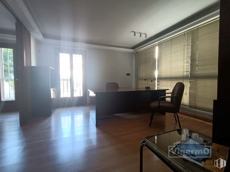 Oficina en alquiler y venta en Plaza Mayor, Torrejón de Ardoz, Madrid, 28850 con silla, mesa, mesa, mueble, ventana, edificio, persiana de la ventana, madera, hall y sala de estar alrededor