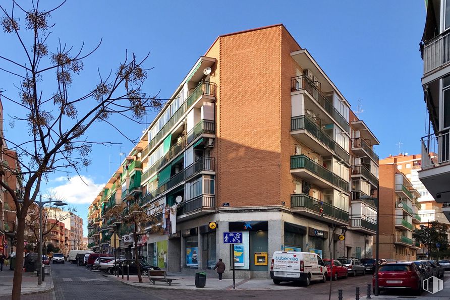 Local en alquiler en Calle la Huerta, 13, Alcorcón, Madrid, 28921 con coche, edificio, cielo, rueda, día, ventana, neumático, infraestructura, vía pública y árbol alrededor