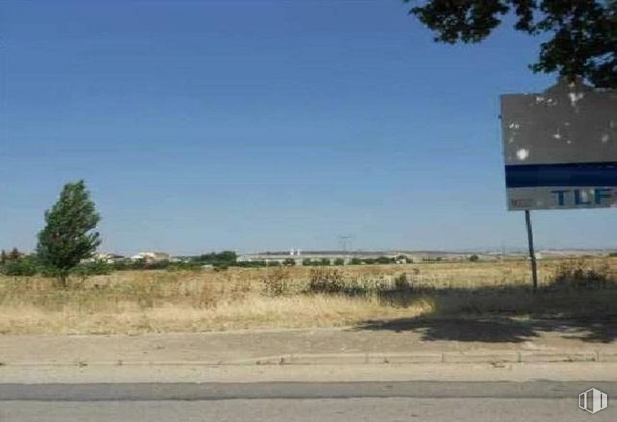 Land for sale at Cruz Río Sorbe, Humanes, Guadalajara, 19220 with plant, sky, cloud, road surface, asphalt, tree, plain, tints and shades, grass and grassland around